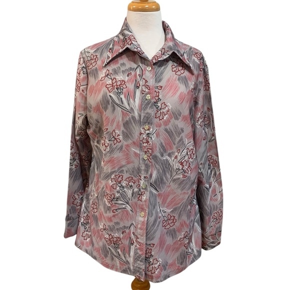 Queen Casuals Tops - Vntg 70’s grey dagger collar button down shirt with red floral pattern Volup